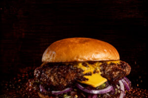 Matsuri Burger von Wagyu Bodensee mit Wagyu-Patty, Käse und roten Zwiebeln